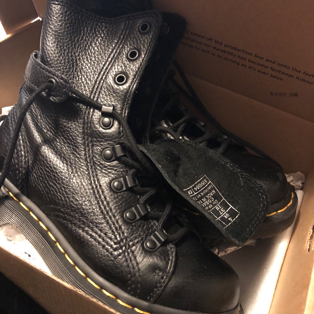 DR. Martens BOOTS❤️❤️ Offers